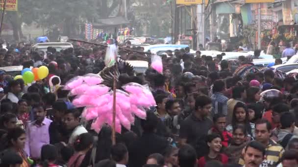 Vältrafikerad affärsgata i kolkata — Stockvideo