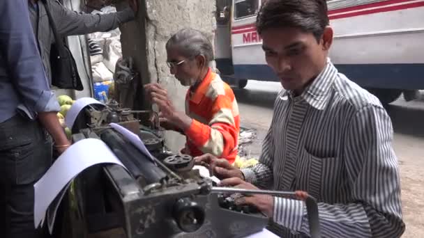 Hombres utilizan máquinas de escribir — Vídeos de Stock