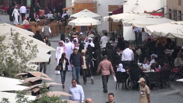 La gente visita il bazar a Doha — Video Stock