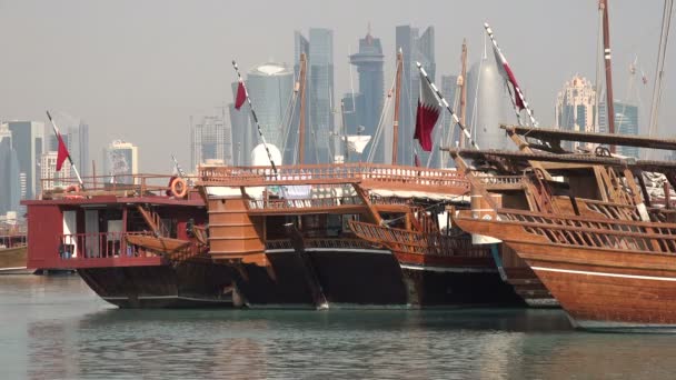 Dhow fartyg framför Doha skyline — Stockvideo