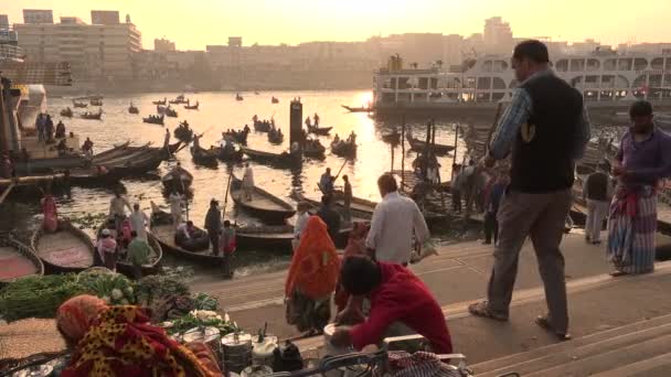 Die Sonne geht über einem geschäftigen Dhaka unter — Stockvideo