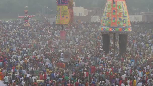 Títere gigante explota durante una ceremonia — Vídeos de Stock