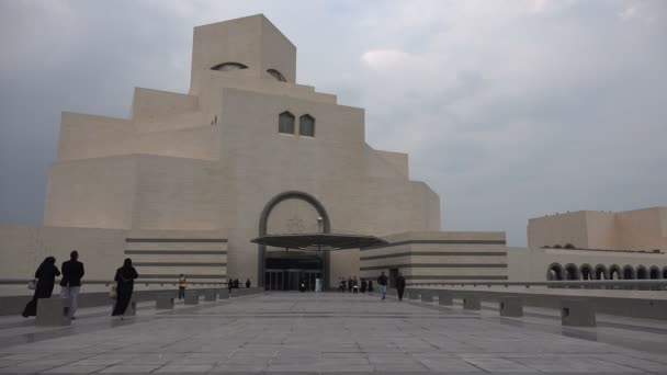 Вхід до музею ісламського мистецтва в досі — стокове відео