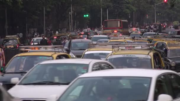 Tijdens het spitsuur in mumbai verkeer — Stockvideo