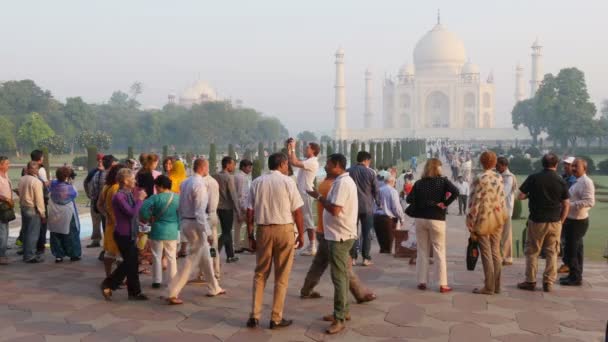 Toeristen bezoeken de taj mahal in india — Stockvideo