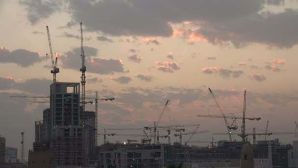 Nuvens se movem sobre um canteiro de obras — Vídeo de Stock