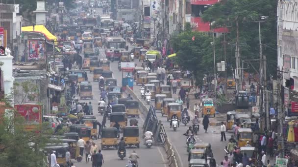 Trafik på gatorna i hyderabad — Stockvideo