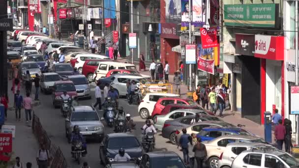 Trafik och fotgängare går genom Brigade Road — Stockvideo