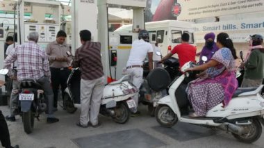 Hindistan'da benzin istasyonunda insanlar
