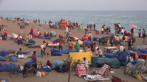 As pessoas visitam a praia de Puri na Índia — Vídeo de Stock