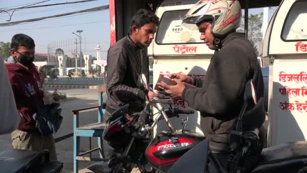 Oamenii umplu motocicletele cu benzină — Videoclip de stoc