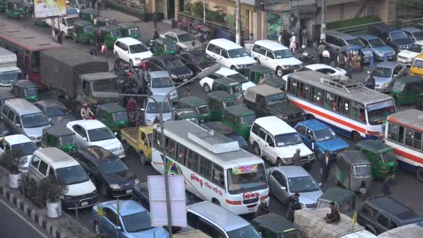 Trafik-den geçerek sokak Dhaka — Stok video