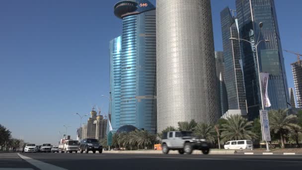 Traffic drives towards Doha skyline — Stock Video