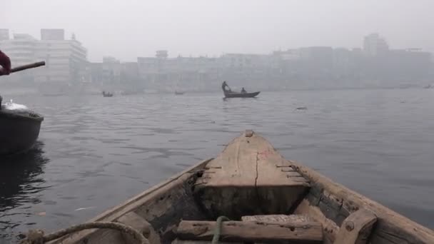 Loď pluje přes řeku Buriganga — Stock video