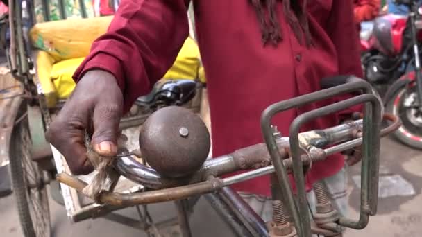 Un cavalier de pousse-pousse utilise sa cloche à Dacca — Video