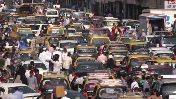 Hektisk trafik nära en marknad i mumbai — Stockvideo