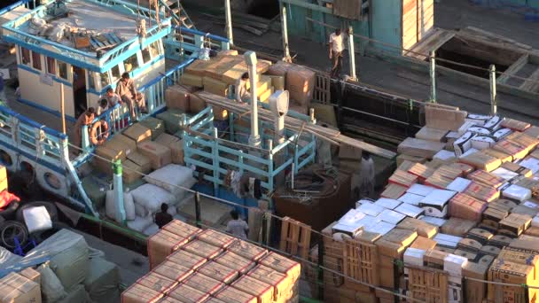 Класичний dhow суден у порт deira — стокове відео