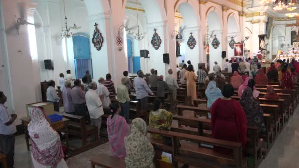 La gente asiste a misa en la catedral — Vídeo de stock