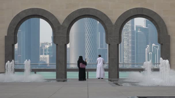 对夫妇访问伊斯兰艺术博物馆 — 图库视频影像
