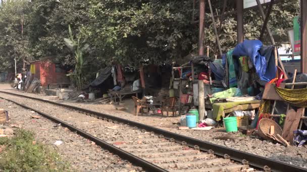 Kalküta, Hindistan - 8 Aralık 2014: kimliği belirsiz kişi yaşıyor Kalküta, Hindistan 8 Aralık, 2014 yılında demiryolu hattı boyunca geçici konut — Stok video