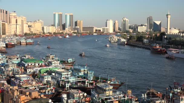 Klassische Dhau-Schiffe im Deira-Hafen — Stockvideo