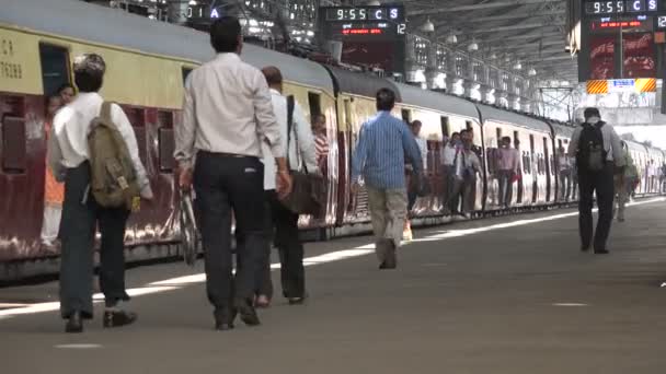 Osoby dojeżdżające do pracy na stacji kolejowej Victoria Terminus — Wideo stockowe