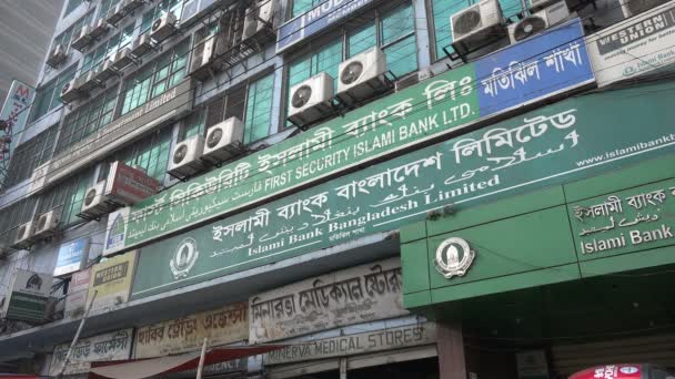 Advertising billboards of banks in Dhaka — Stock Video