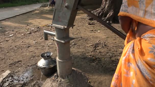 Woman operates a waterpump — Stock Video