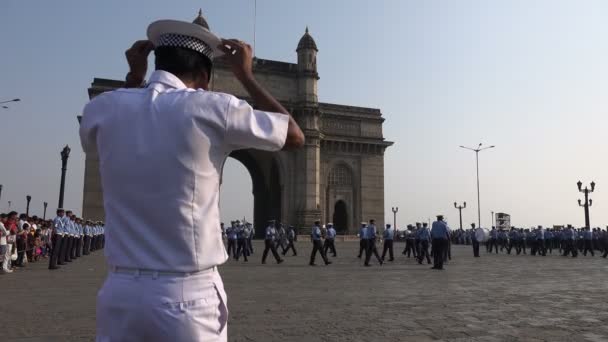 Marschera navy band framför porten av Indien i mumbai — Stockvideo