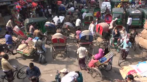 Rickshaw jinetes a través de bazar — Vídeos de Stock