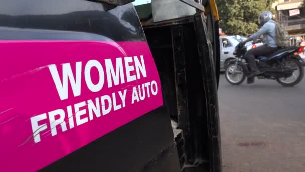 Mujeres rickshaw auto amigable en la India — Vídeos de Stock