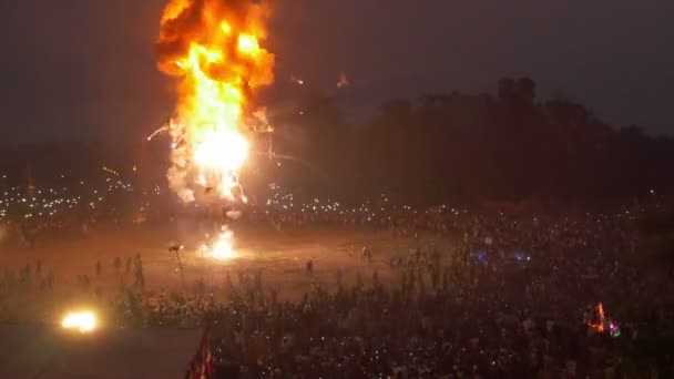 Giant marionett exploderar under en ceremoni — Stockvideo