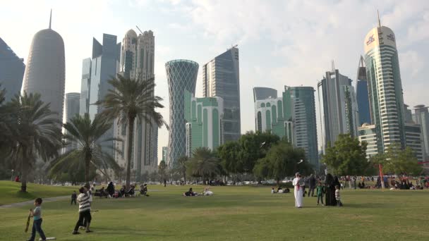 La gente disfruta de un día libre en un parque — Vídeo de stock