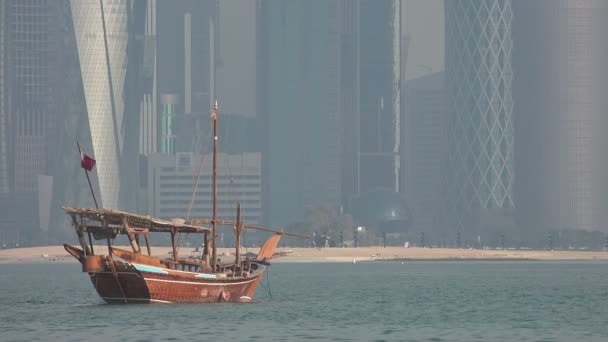 Um navio de dhow em frente ao distrito de negócios — Vídeo de Stock