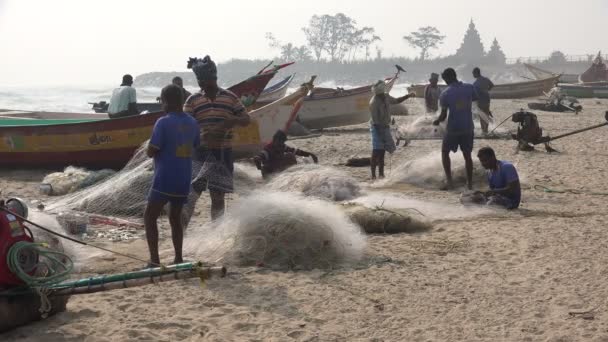 Reparatie van de vissers op het strand — Stockvideo