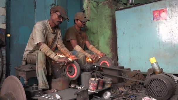 Trabajadores afilando cuchillos — Vídeos de Stock