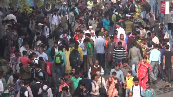 Passagerare på järnvägsstationen i kolkata — Stockvideo