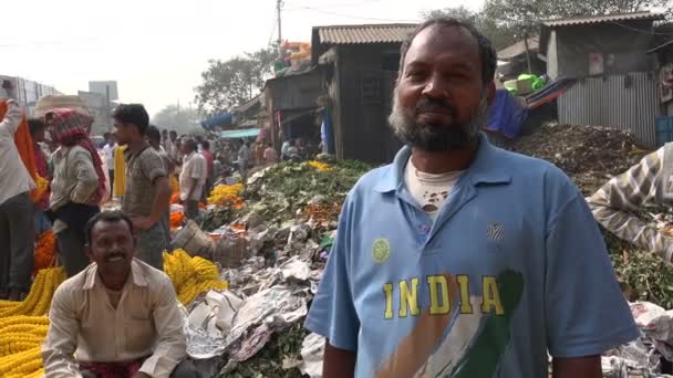 Man di pasar bunga Kolkata — Stok Video