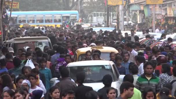 Ocupada calle comercial en Calcuta — Vídeo de stock