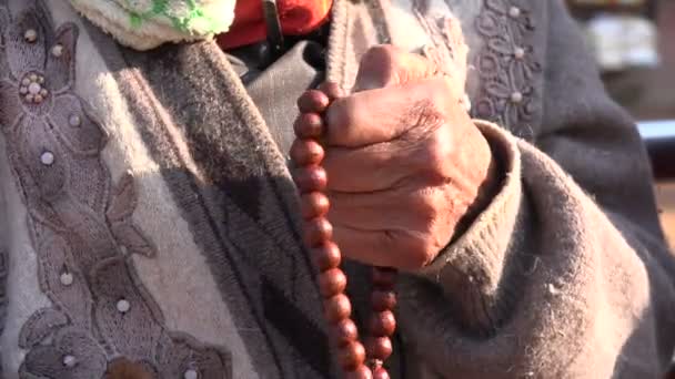 Femme âgée utilise des perles de prière à Katmandou — Video