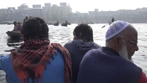 Boote bahnen sich ihren Weg über Fluss — Stockvideo