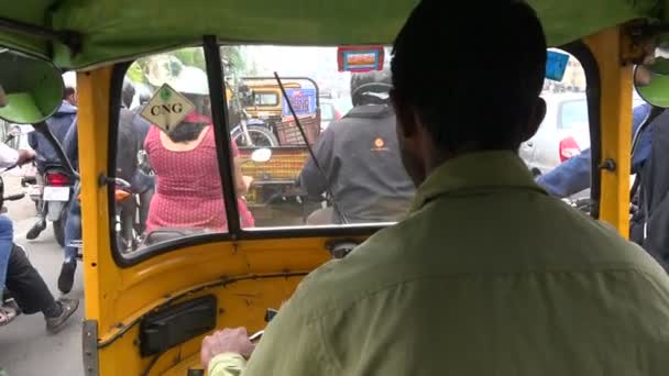 Рикша ездит по улицам Хайдарабада — стоковое видео