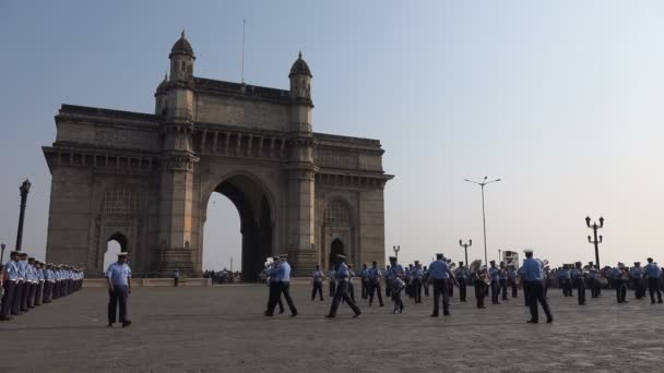 Marchando banda naval frente a la Puerta de la India en Mumbai — Vídeo de stock