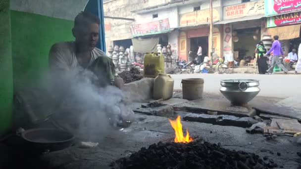 Працівник робить горщики у вогні — стокове відео
