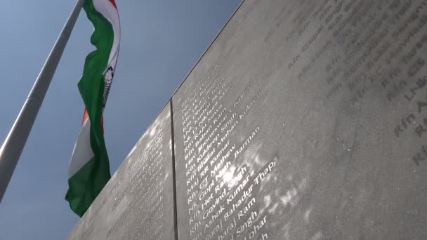 Namen van gevallen militairen op monument — Stockvideo