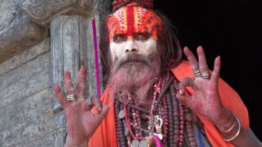 Tanımlanamayan renkli giyinmiş sadhu