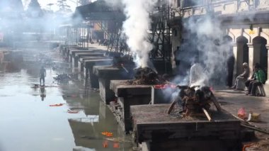 Kimliği belirsiz bir işçi temizliyor.