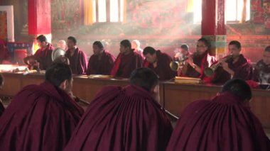 Keşişler mantralar zikretmek