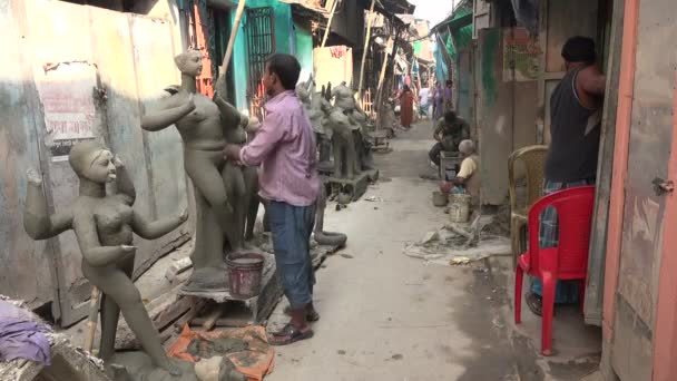 Callejón estrecho con pequeños talleres — Vídeo de stock