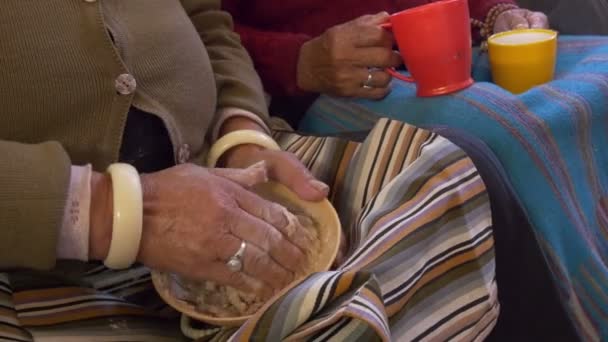 Tibetské žena kneads tsampou — Stock video